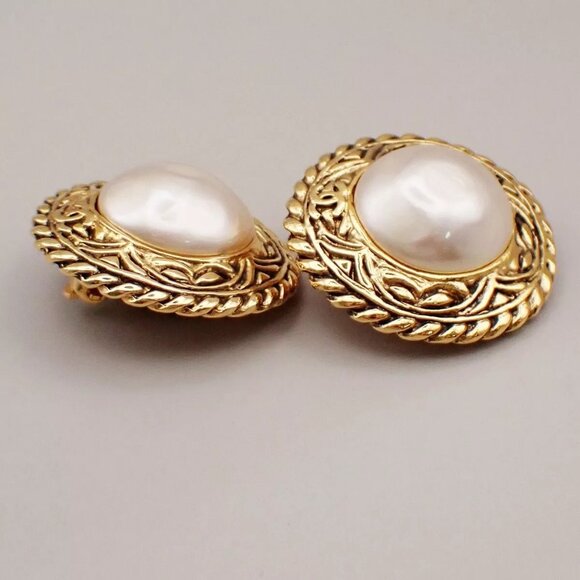 CHANEL CC Imitation Pearl Round Button Earrings Clip-On Gold France - Picture 15 of 16